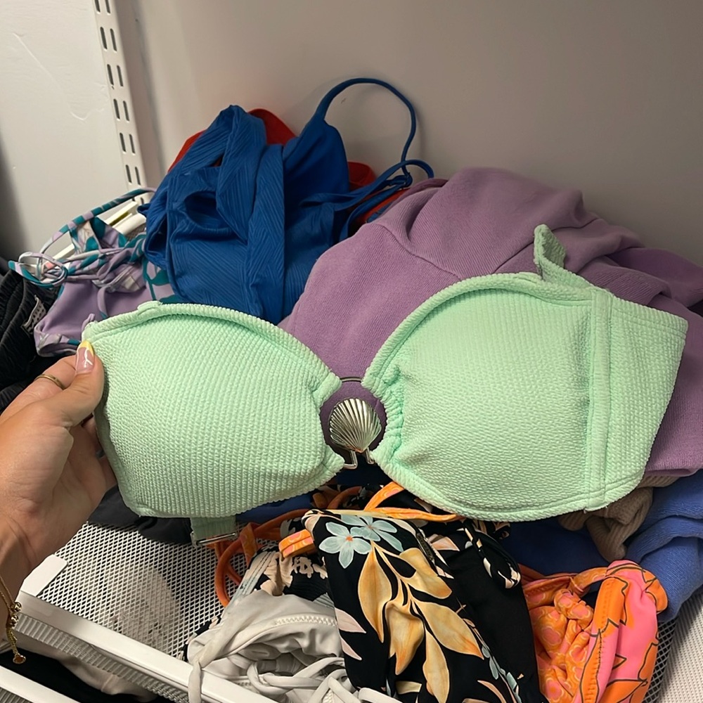 She’ll bikini top strapless